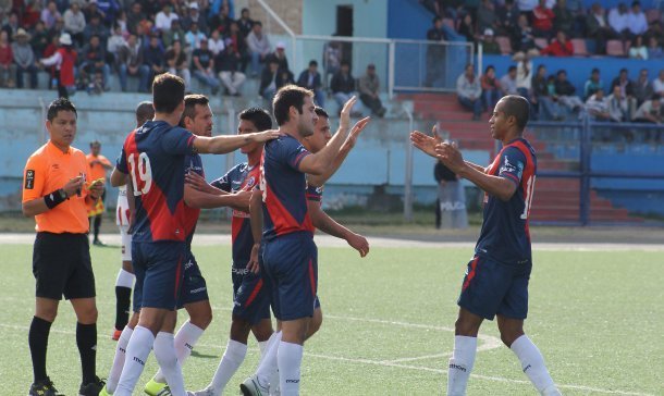 Deportivo Municipal festejó un nuevo triunfo y el liderato en el Torneo Apertura.