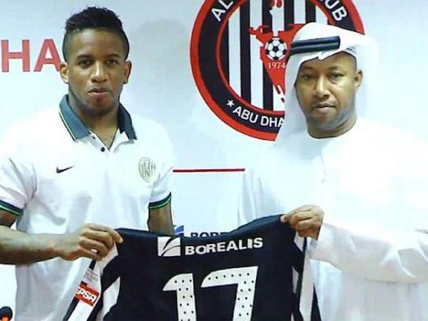 Farfán posa con la camiseta 17 del Al Jazira.