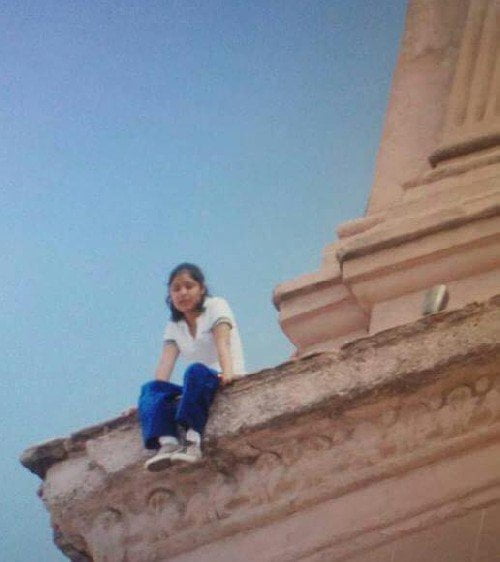 Una joven salta desde lo alto de una Catedral en México