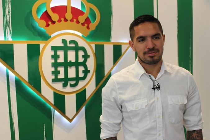 Real Betis de la primera división del fútbol español hizo oficial la contratación del peruano Juan Manuel Vargas.