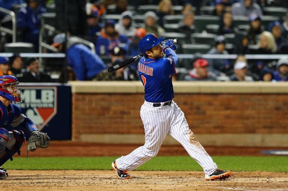 Travis D’Arnaud concretó uno de los jonrones en el triunfo de los Mets.