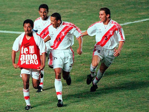 El famoso polo TE AMO PERÚ del “Chorri” Palacios  salió a la historia a raíz de un gol anotado por él a Paraguay en el proceso clasificatorio Corea del Sur-Japón 2002.