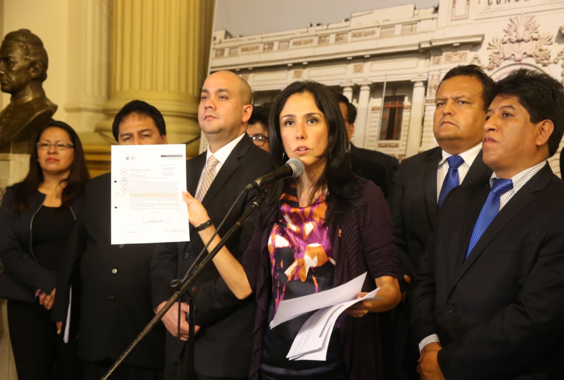 Nadine Heredia y congresistas