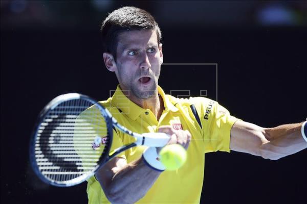 Djokovic inició con el pie derecho su defensa en Australia.