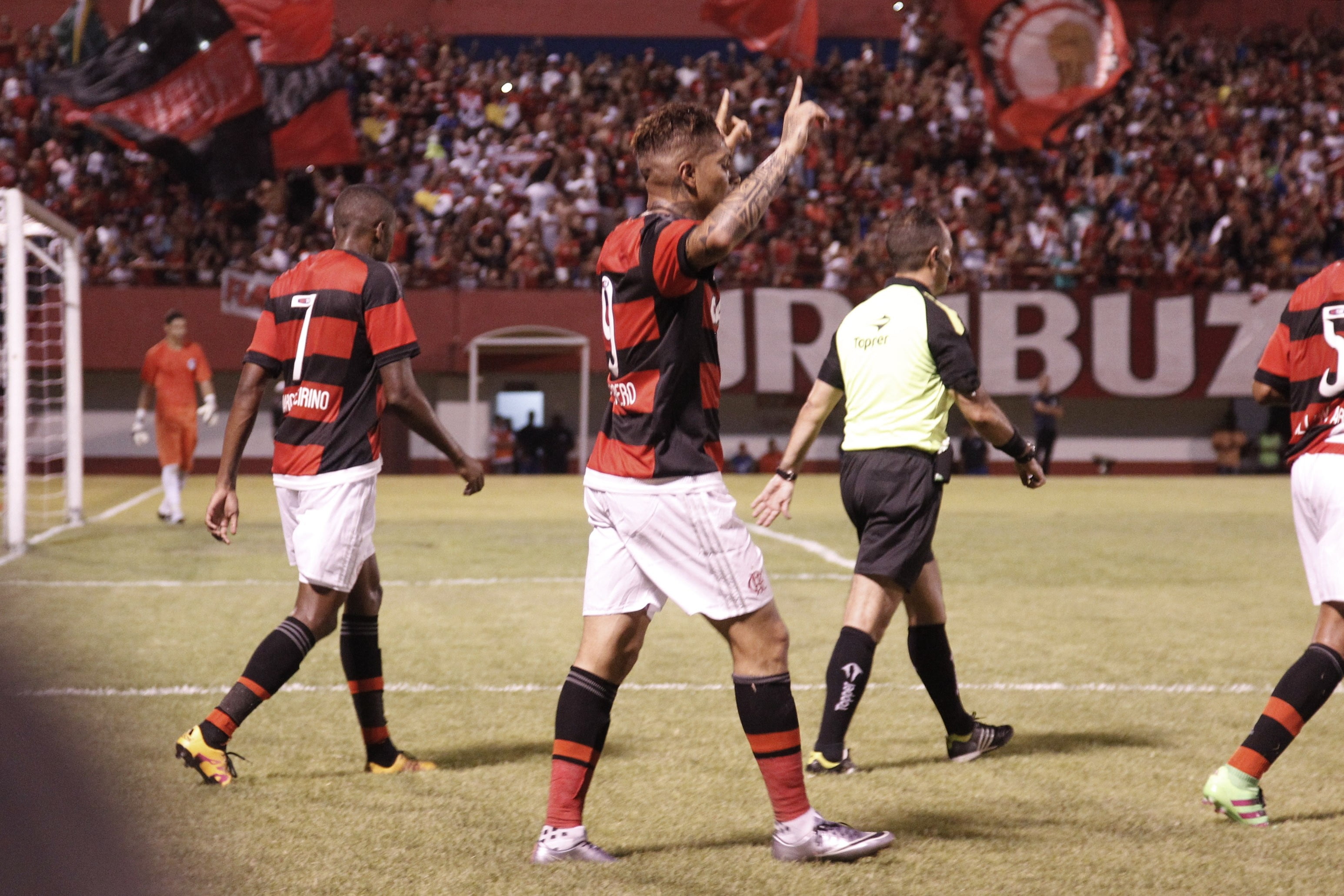 Paolo Guerrero celebró de manera oficial su primer gol del 2016 con Flamengo.