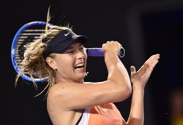 Sharapova avanzó a tercera instancia de Australia en base a su potencia.