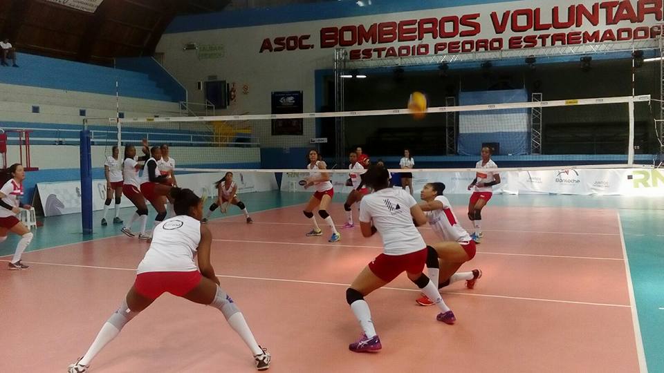 La selección de mayores entrenó hoy para llegar bien a su debut de mañana ante Chile.