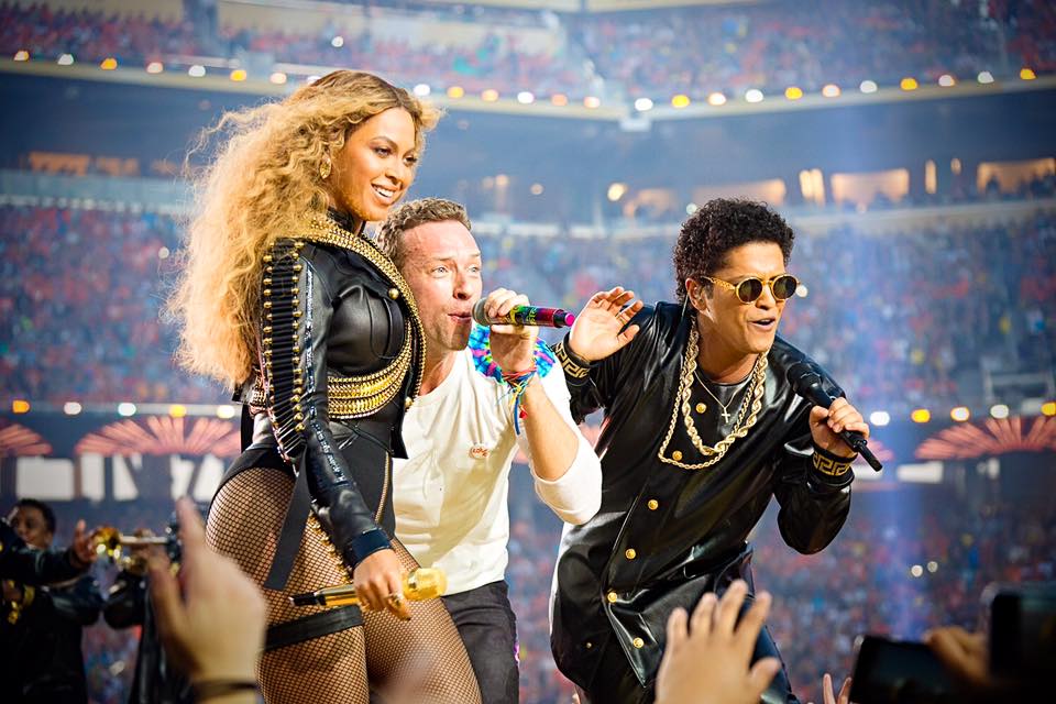La presentación de ColdPlay, Beyoncé y Bruno Mars en el espectáculo de medio tiempo del Super Bowl 50