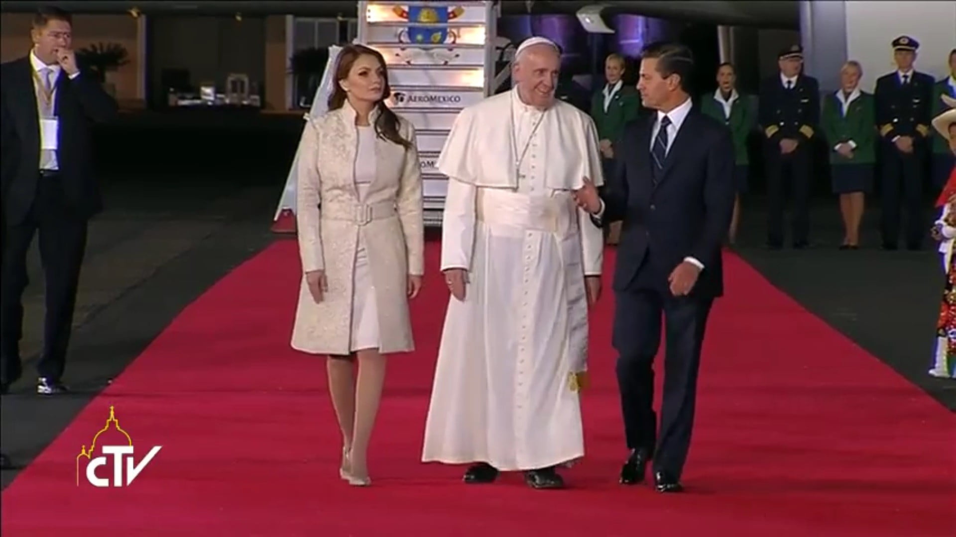 EN VIVO: El Papa Francisco llega entre aplausos a México