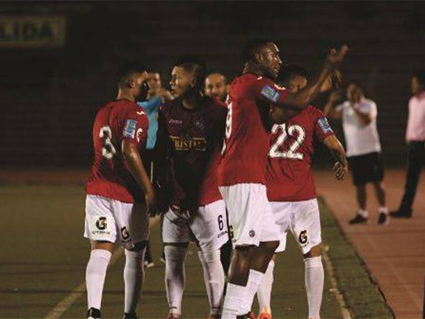 Aurich derrotó al campeón y alcanzó la punta del Apertura.