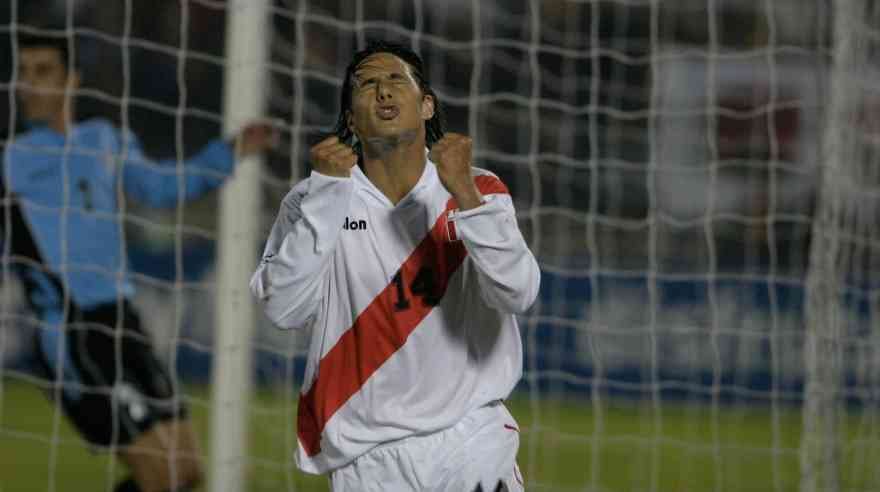 Claudio Pizarro anotó uno de los goles en la última victoria de Perú sobre Uruguay en el Centenario.