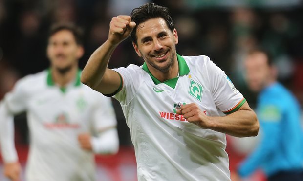 Claudio Pizarro va por otro record en la Bundesliga y con el Werder Bremen.