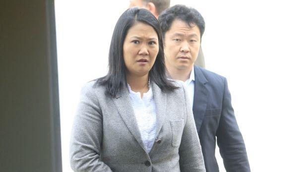 Keiko Fujimori sale al frente de su hermano Kenji Fujimori