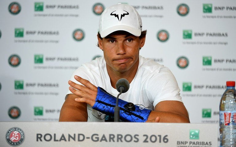 Una lesión en la muñeca provocó el retiro de Rafael Nadal cuando se prestaba a jugar la tercera ronda del Roland Garros.