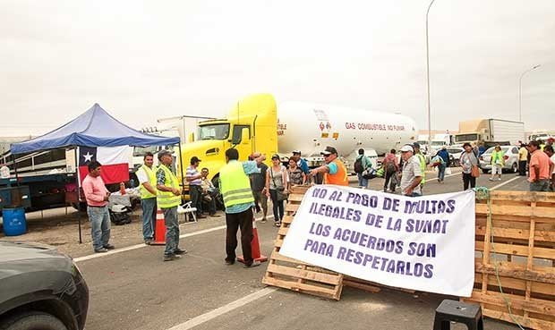 Paro de transportistas en la frontera, pone en riesgo las exportaciones peruanas a Chile.