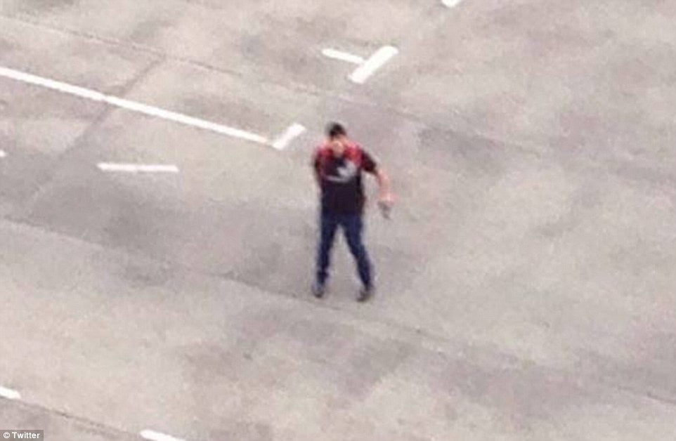 El cuerpo del hombre armado se ha encontrado a media milla de la escena después de que los informes, se volvió el arma contra sí mismo. La policía ahora creen que puede haber actuado solo, después de que inicialmente fueron en busca de tres hombres armados 