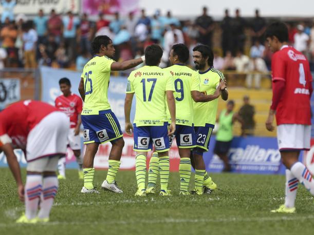 Cristal – que jugó con camiseta alternativa – celebró de visita y  recuperó la punta del campeonato peruano.