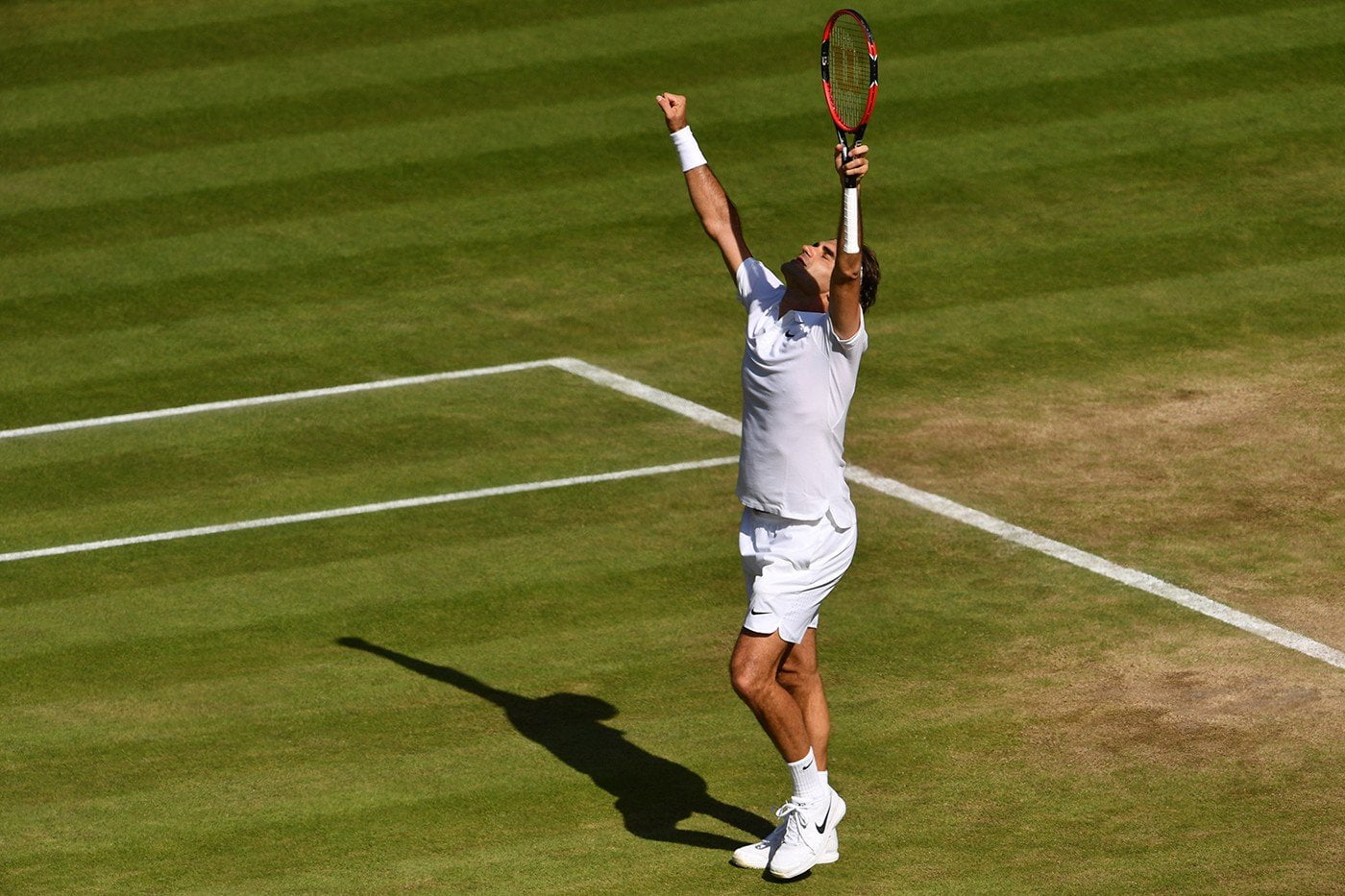 Federer sufrió al principio pero celebró al final.