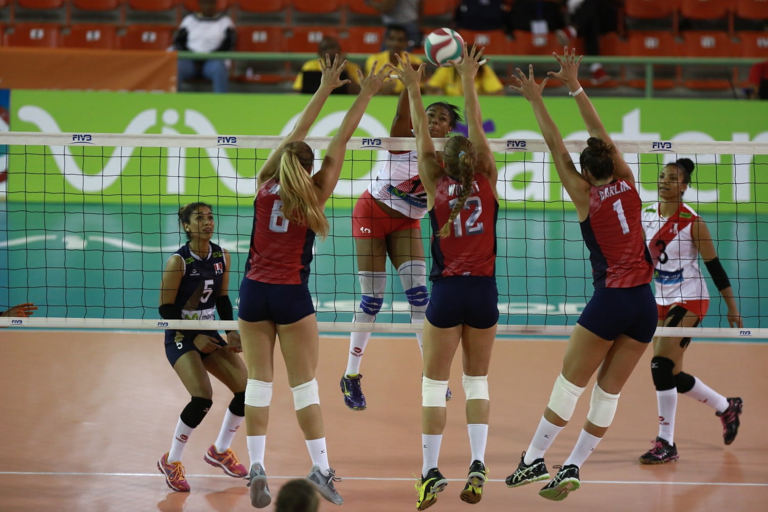 Las muchachas de la selección de mayores no pudieron con las estadounidenses.