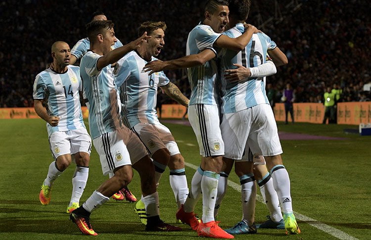 Messi le dio el triunfo a Argentina sobre Uruguay.