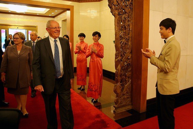 El presidente Kuczynski fue recibido con honores tras arribar a Beijing.