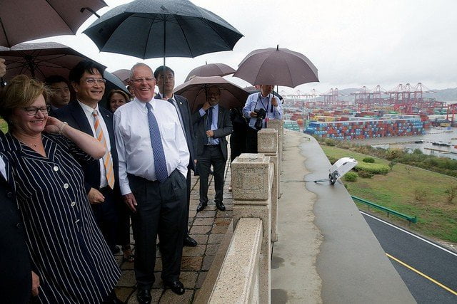 El presidente del Perú resaltó la moderna infraestructura del principal puerto de China y del mundo.