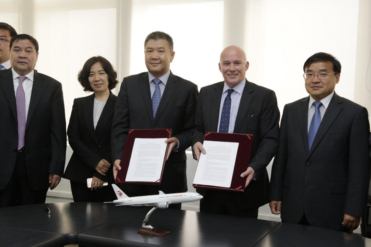 Perú suscribió convenio con aerolínea china para exportar productos agros hacia el país asiático.