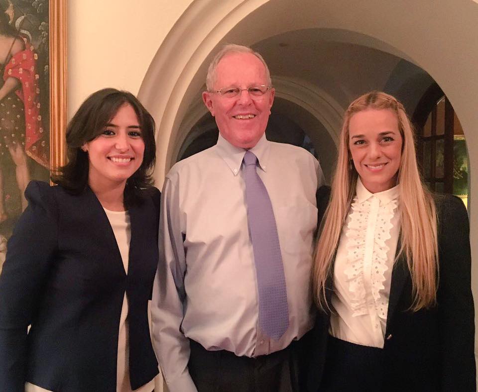 El presidente Kuczynski se reunió ayer con la activista venezolana Lilian Turán (de cabello rubio), a quien le expresó su apoyo solidario.