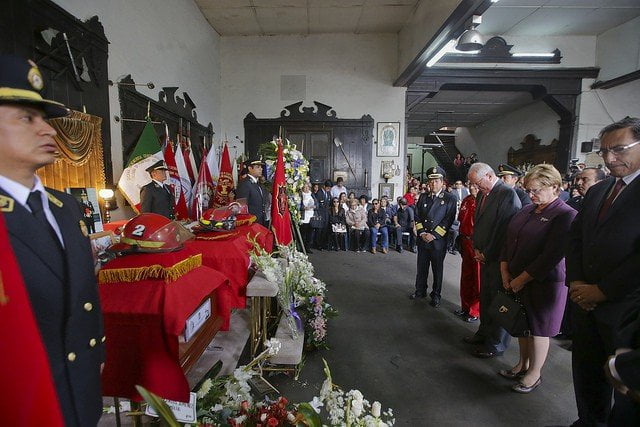 El presidente Kuczynski se hizo presente con su esposa y una comitiva en el velorio de los 3 bomberos fallecidos en el incendio de local del MINSA.