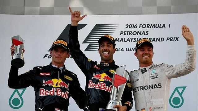 Ricciardo logró su primer triunfo de la temporada y el segundo para el equipo Red Bull.