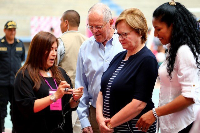 El presidente Kuczynski y la primera dama Nancy Lange compartieron con emprendedoras de la localidad de Manchay.