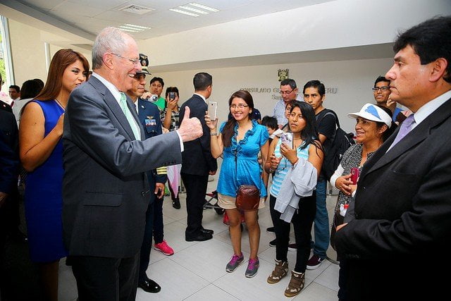 El presidente Kuczynski departió un buen momento con la colonia peruana en Santiago.