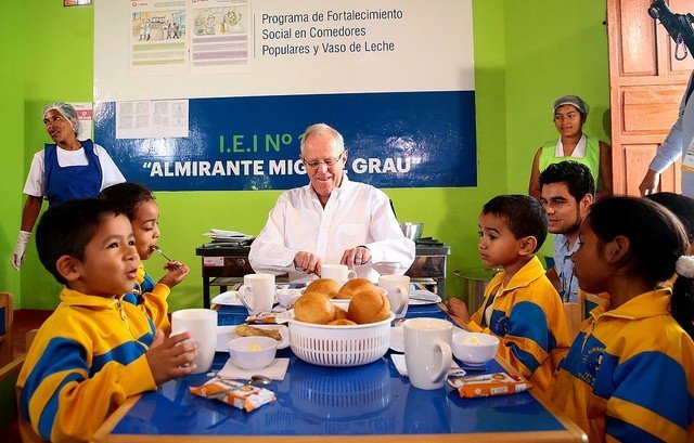 El presidente Kuczynski desayunó con niños de cooperativa de Pisco tras inaugurar conexión de gas natural en centro educativo.