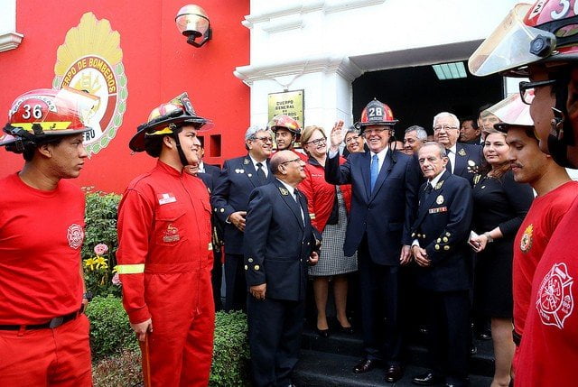 El presidente Kuczynski destacó la labor de los bomberos.