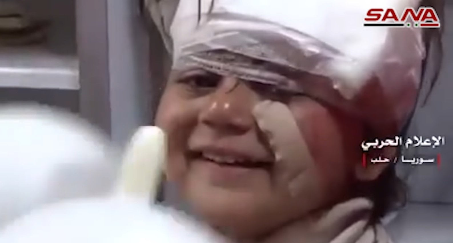 Niña siria sonríe en medio de la guerra