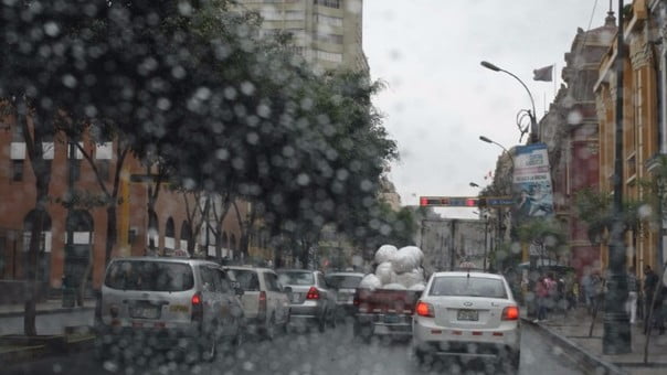 Cinco cuidados claves para manejar nuestro auto en días de lloviznas