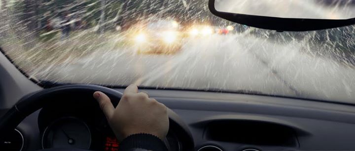En los últimos días, las fuertes lloviznas y lluvias se intensificaron en la ciudad, provocando numerosos accidentes automovilísticos con graves consecuencias debido a las pistas mojadas