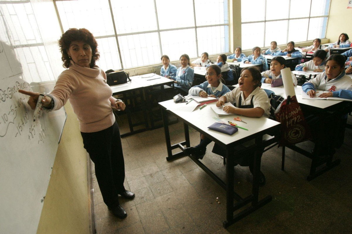 Profesores en colegios del Perú
