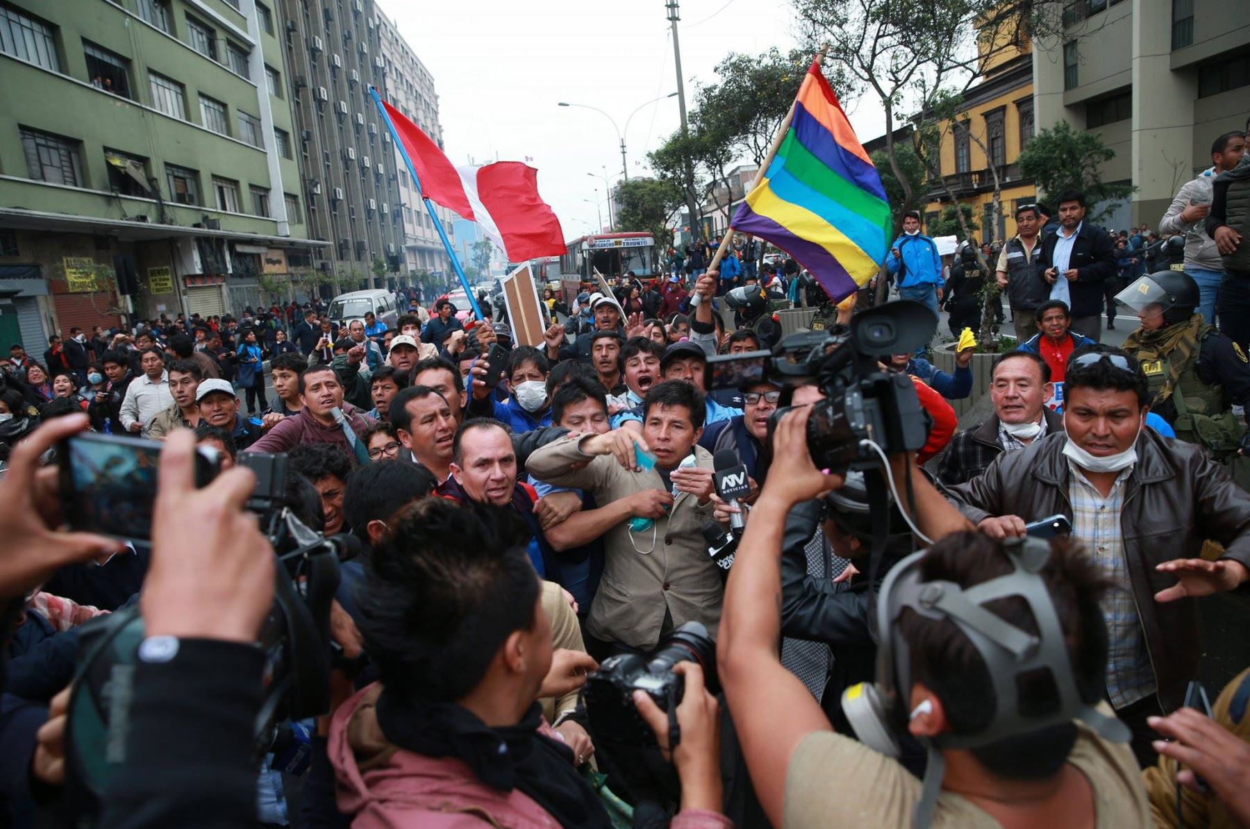 Profesores mantiene su huelga y se enfrentan a la policía