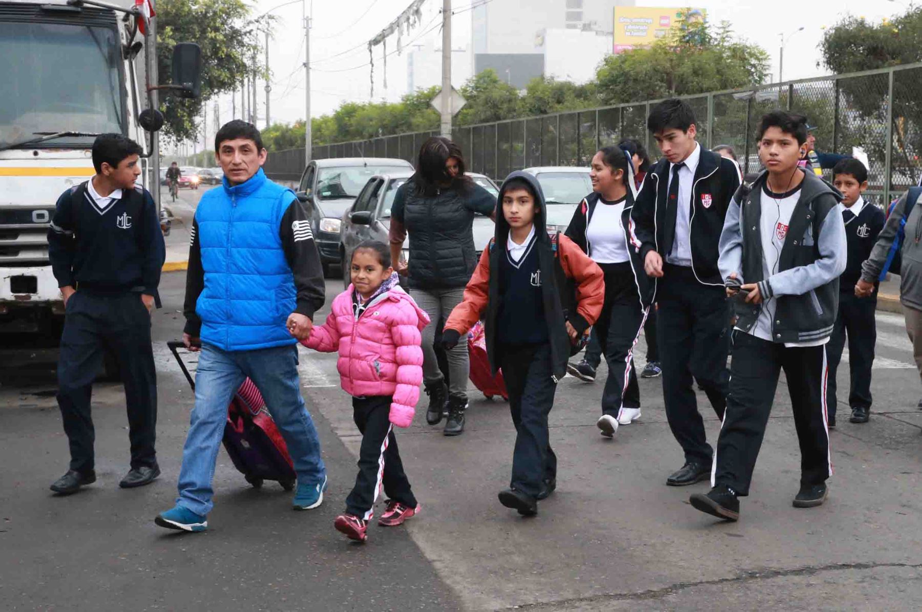 Escolares regresan a las aulas tras huelga