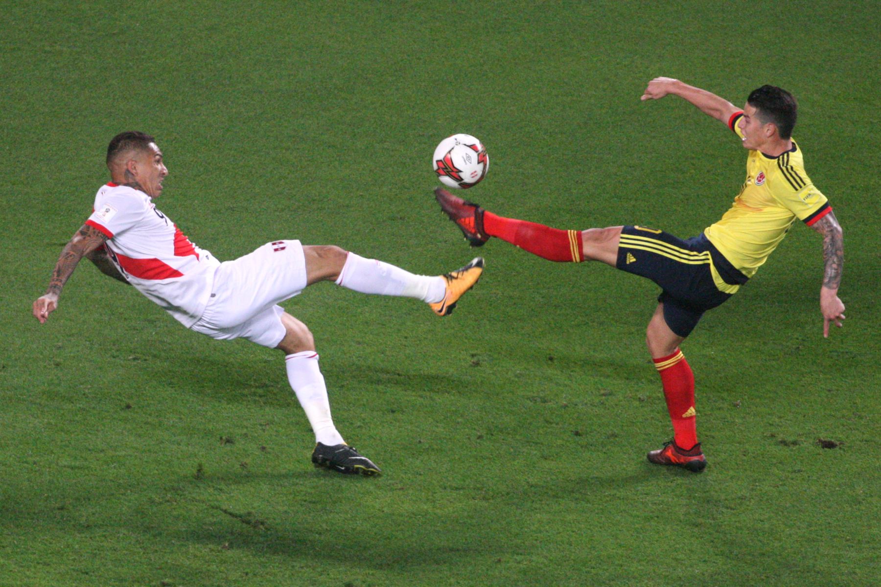 Paolo Guerrero choca con James Rodríguez / Foto: ANDINA/Juan Carlos Guzmán Negrini.