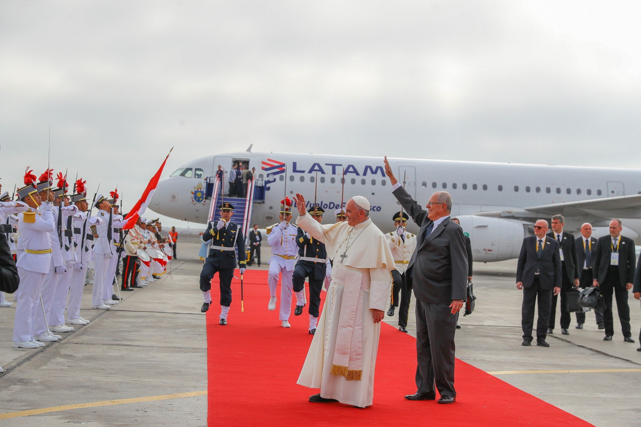 PRESIDENTE KUCZYNSKI: “RECIBIMOS CON ALEGRÍA AL PAPA FRANCISCO, AMIGO DEL PERÚ Y MENSAJERO DE LA PAZ”