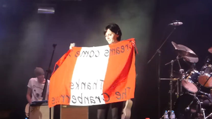 Dolores O’Riordan con la bandera peruana el año 2016