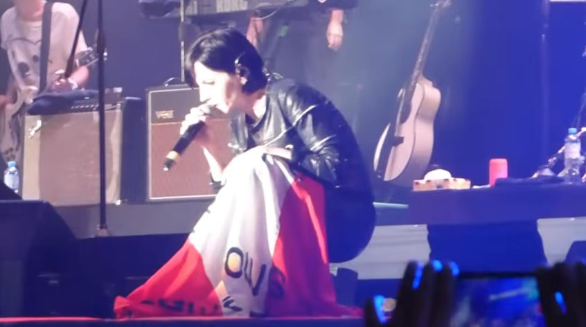 Dolores O’Riordan con la bandera peruana el año 2016