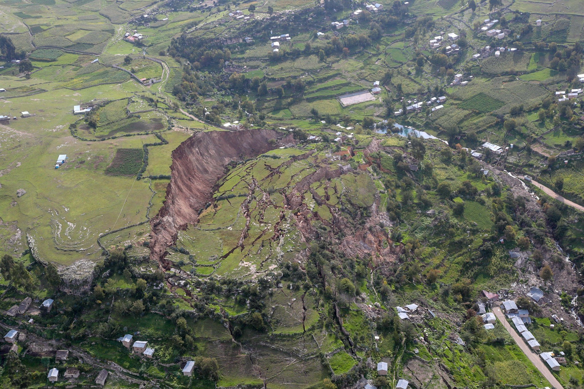 MINISTRO DE DEFENSA ENTREGÓ AYUDA HUMANITARIA A DAMNIFICADOS DE DESLIZAMIENTOS DE TIERRA EN CUSCO