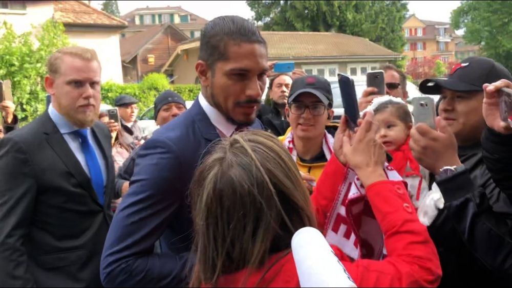 Paolo Guerrero e hinchas