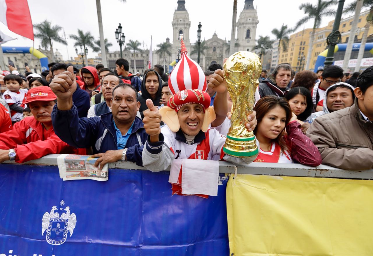 LIMEÑOS VOLVIERON A DISFRUTAR DEL JUEGO DE NUESTRA SELECCIÓN EN PANTALLA GIGANTE DESDE LA PLAZA DE ARMAS