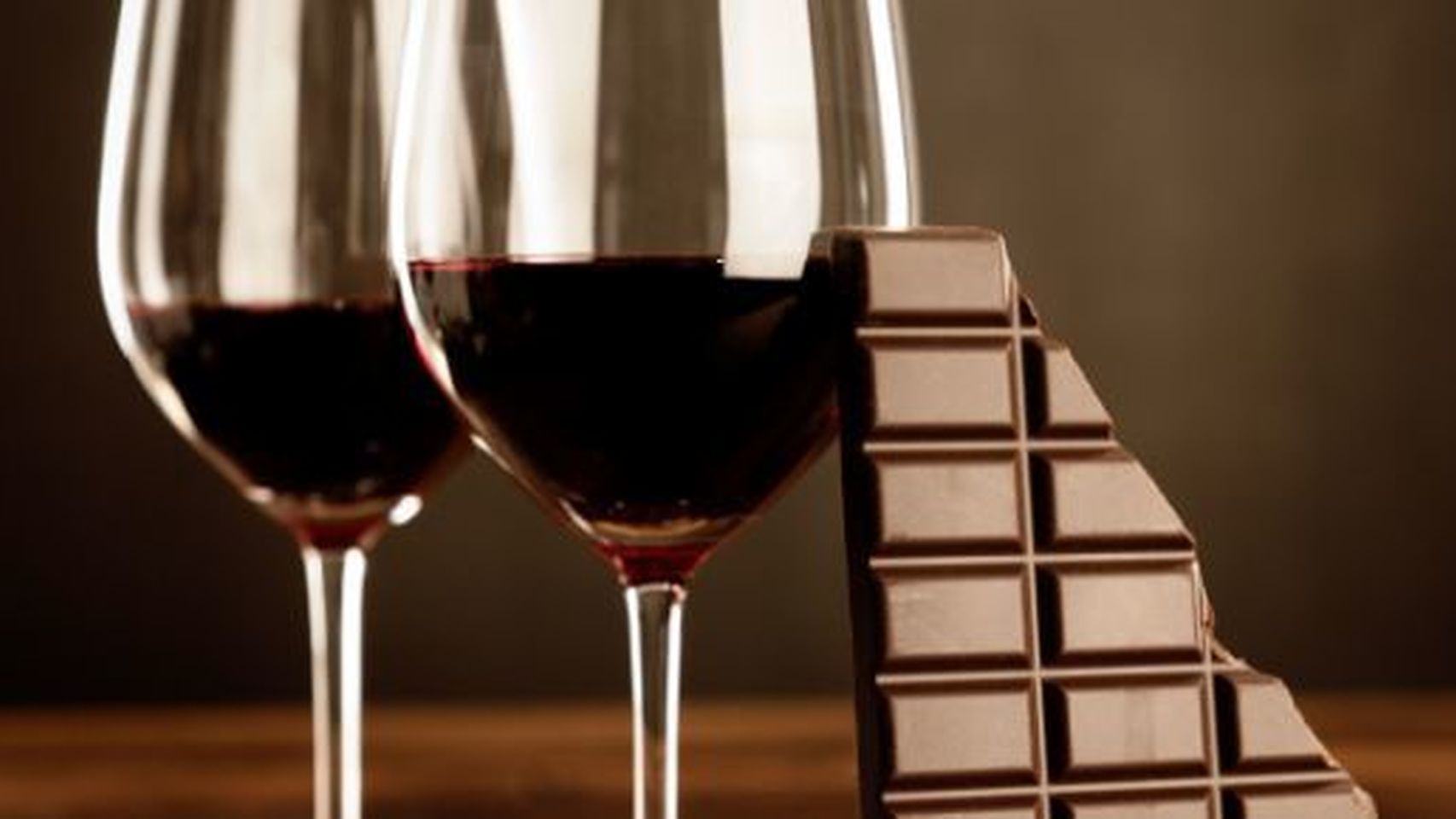 El chocolate y el vino tinto ayudan a combatir las arrugas y mantener la piel joven