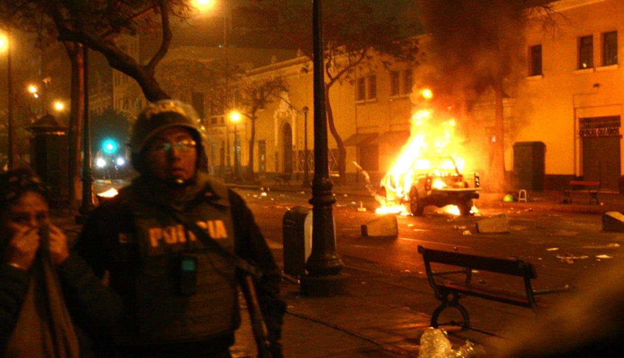 Quema de patrullero en Lima