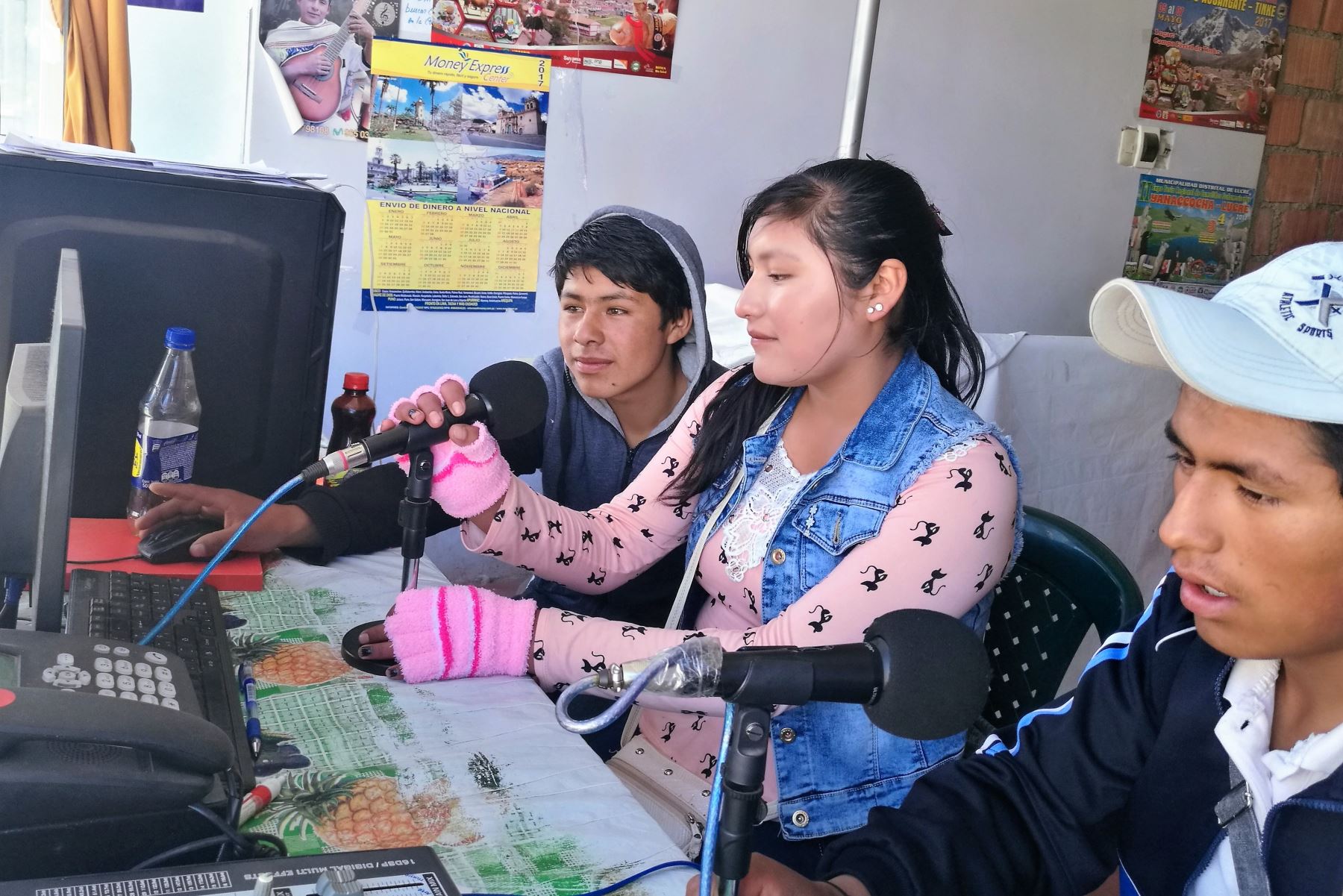Jóvenes ofrecen servicios en quechua